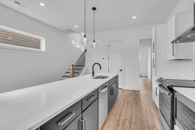 Building Photo - Modern Living in West Nashville