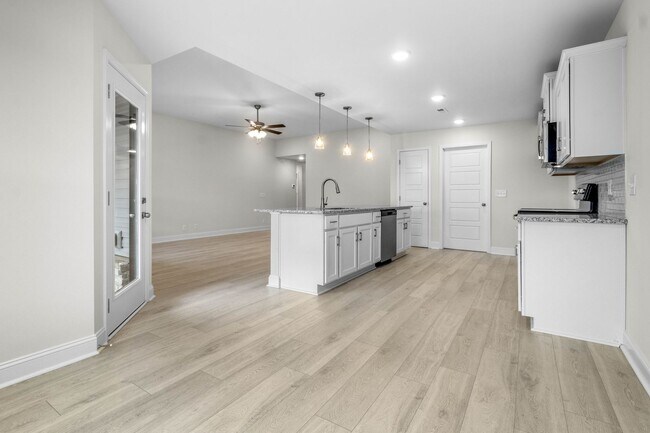 Building Photo - 3 Bedroom 3 Bath Home For Rent Near Post!