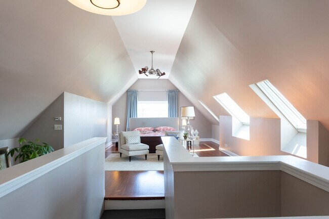 Building Photo - 1530 N Throop St