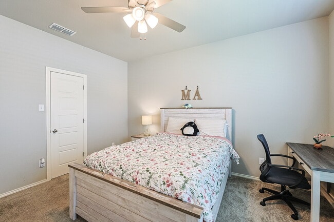 Building Photo - Stunning 4-Bedroom with 3 Full Baths & 3 Car Garage in Charming Brooke Heights!