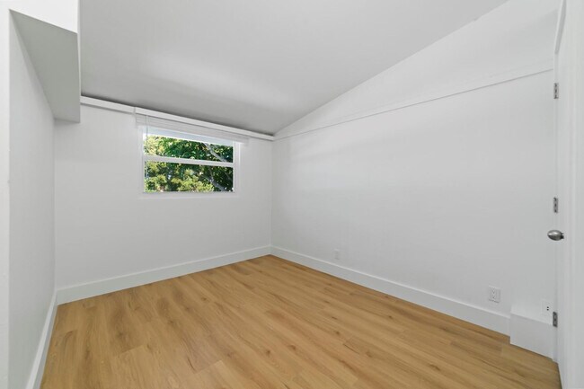 Building Photo - 1951 NE 51st St