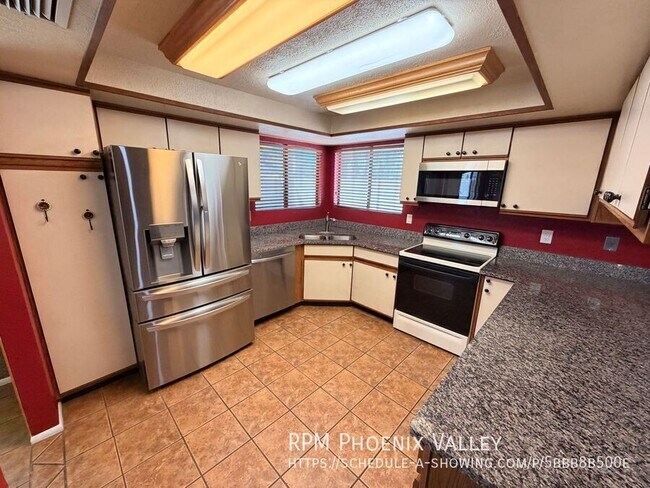 Building Photo - 8151 W Sierra Vista Dr