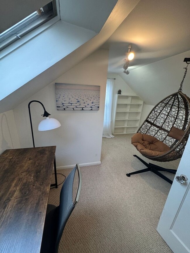 Building Photo - 3 bedroom/ 1.5 bath house Furnished
