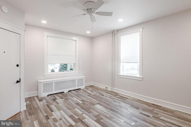 Building Photo - 910 E Bellevue Ave