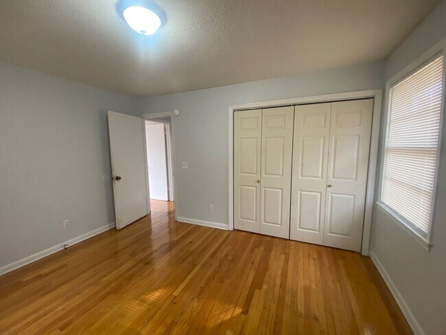 Building Photo - 221 Ramblewood Dr