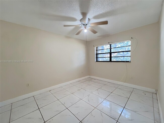 Building Photo - 6032 SW 27th St