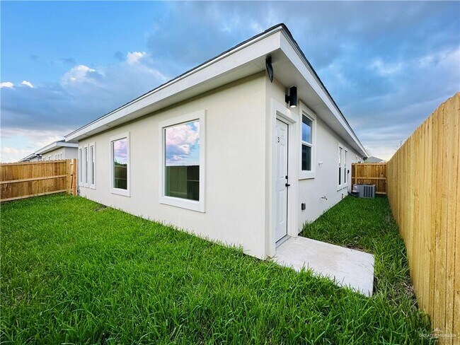 Building Photo - 1018 N Clarence Ave
