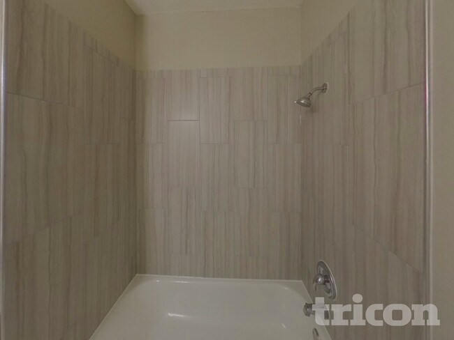 Building Photo - 2628 Dahlia Dr