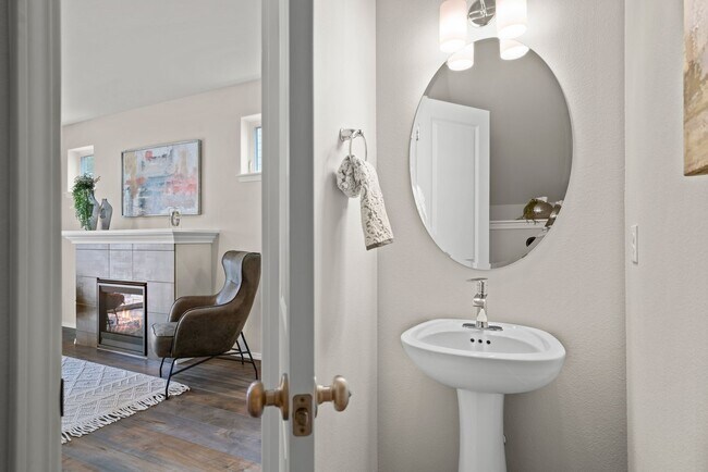 Building Photo - 3 Bedroom Townhome In Midtown with Fireplace