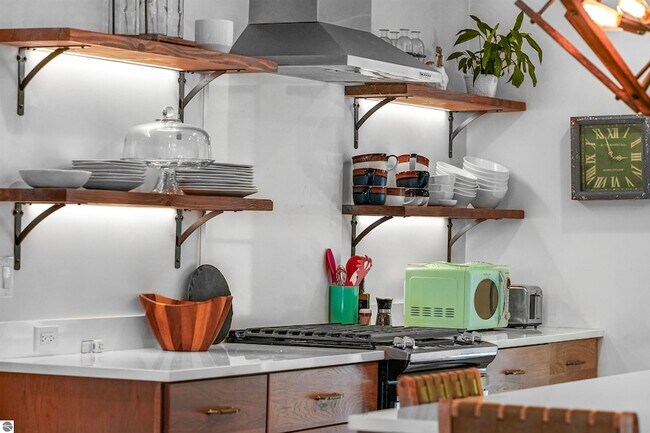 Building Photo - 7320 Peninsula Dr