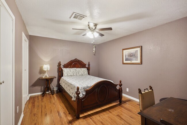 Building Photo - 5003 Mockingbird Ln