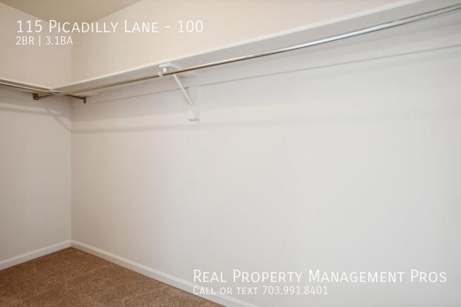 Building Photo - Spacious 3-Story End-Unit Townhome in Prim...