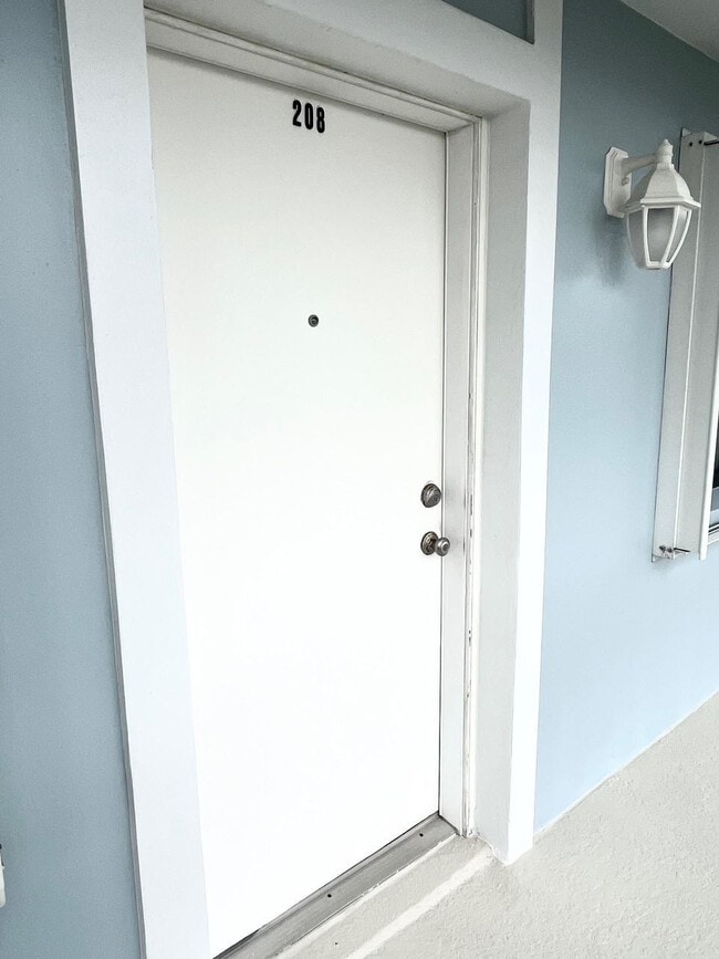 Building Photo - 40 NE Plantation Rd