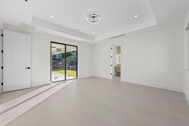 Building Photo - 621 NW 42nd Ave