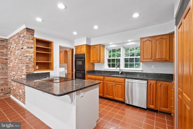 Building Photo - 7732 Canal Ct