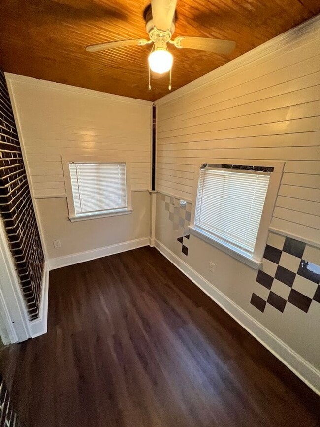 Building Photo - MOVE IN READY