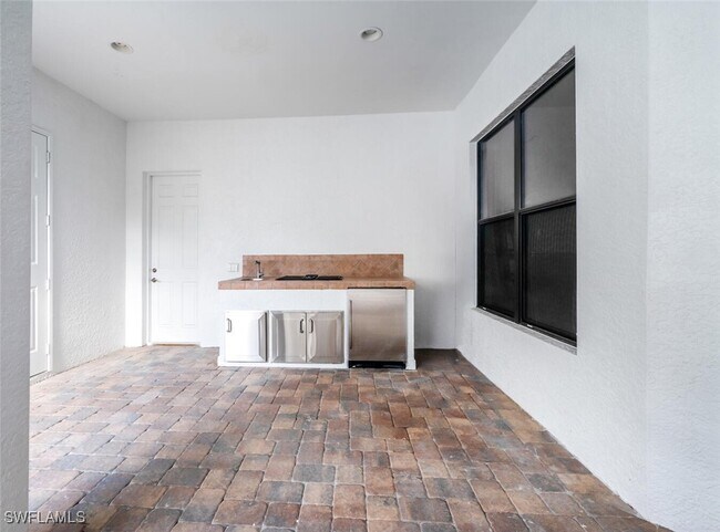 Building Photo - 600 6th Ave N