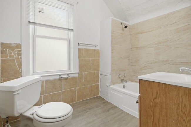 Building Photo - $1200/month bungalow