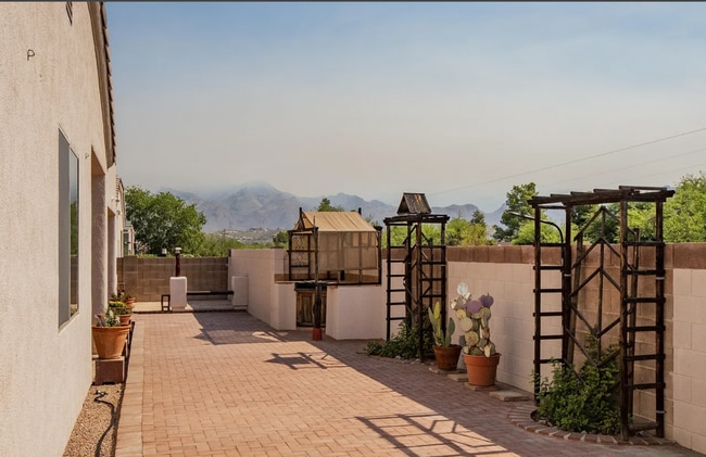 Building Photo - *AVAILABLE NOW* Gorgeous 3 bed/2 bath home in private gated Tanque Verde community!!!