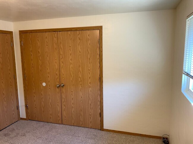 Building Photo - 2 bedroom in River Road Area