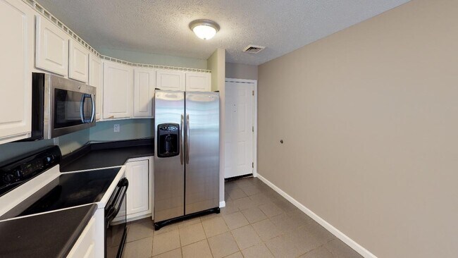 Building Photo - 3BR/2BA Condo Near UTK, Downtown Knoxville...