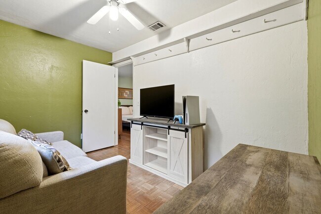 Building Photo - Rockwood Villa 2 bedroom 2 1/2 bath condo