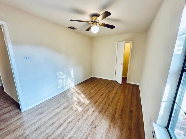 Building Photo - 5207 Thunderbird St