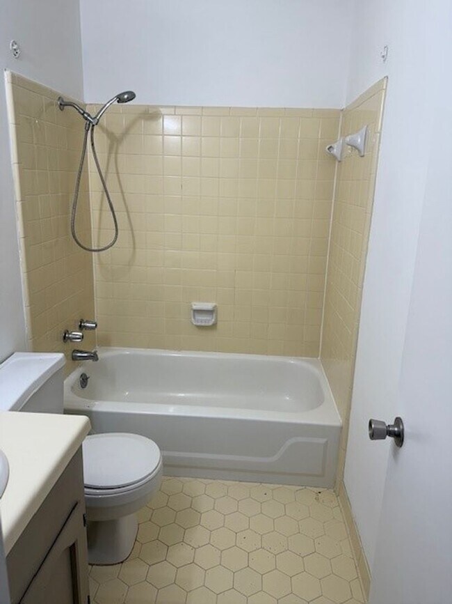 Building Photo - Nice 3 Bed 2 Bath Available Now!