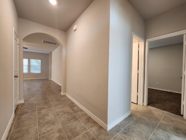 Building Photo - "Bright and Beautiful 3-Bedroom 2-Bath Hom...