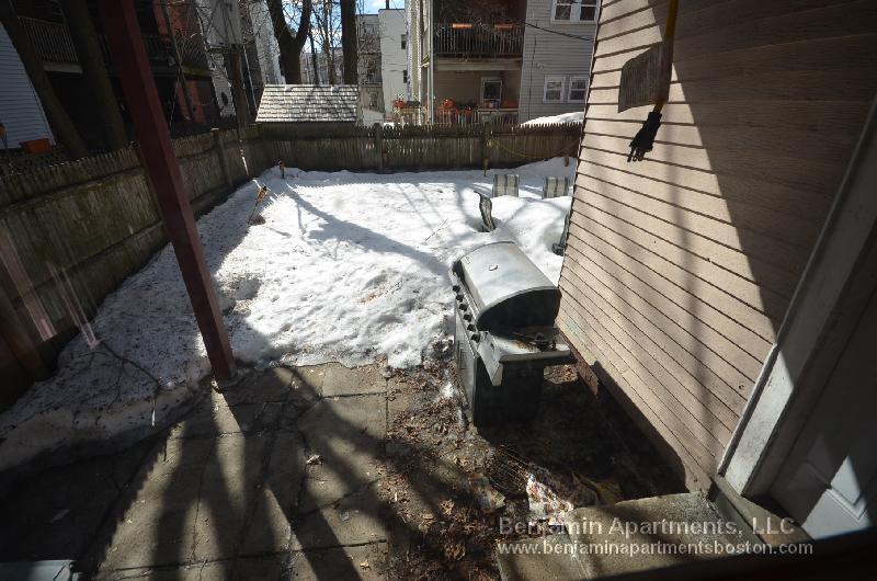 Building Photo - 861 E 1st St