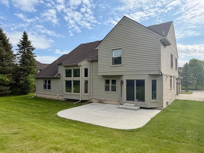 Building Photo - 6961 Suncrest Dr