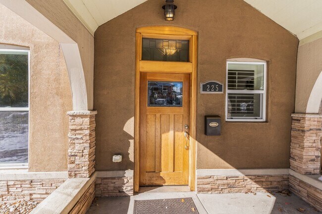 Building Photo - Beautifully updated 3 BR 3 bath Victorian home 7 blocks from Washington Park