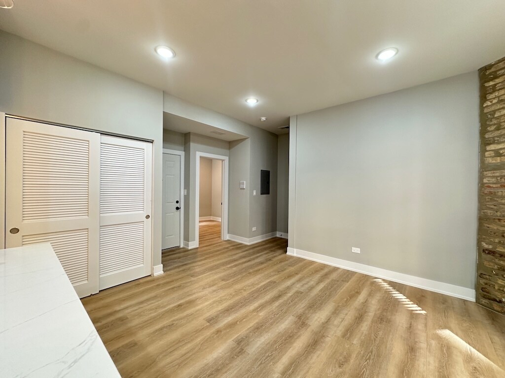 Building Photo - 419 W Belden Ave