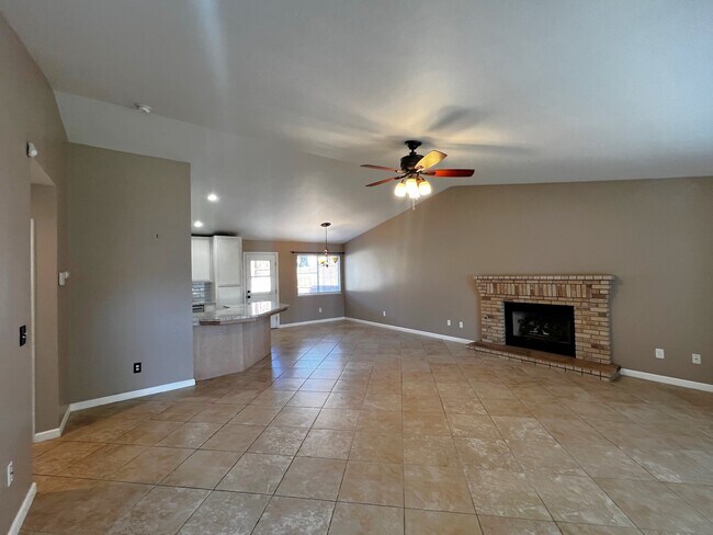 Building Photo - 516 Sun Rose Ave