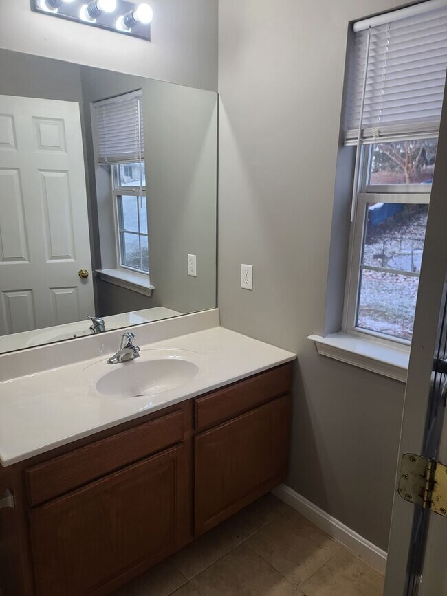 Building Photo - 3 bedroom,  2 1/2 bath town home in Waynesboro PA