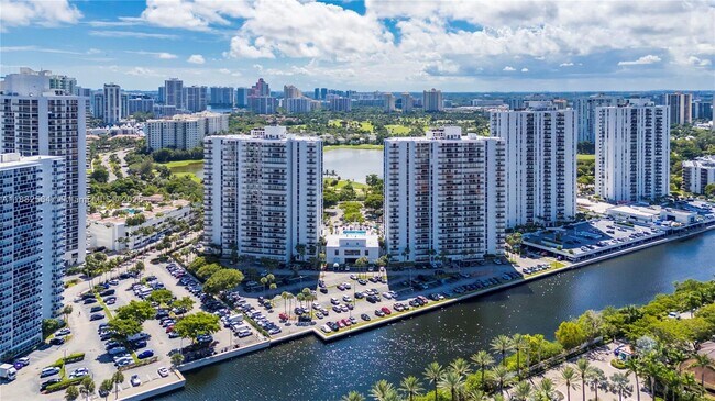 Building Photo - 3701 N Country Club Dr