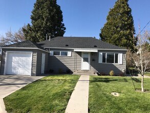 Building Photo - Great home near OIT and Hospital