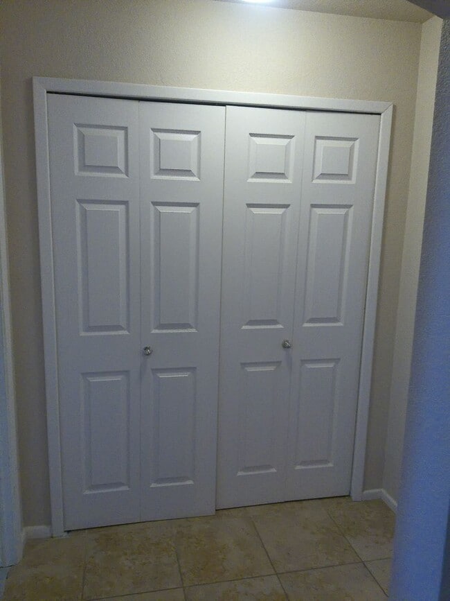 Building Photo - Seasonal  available Sept 1, 2025 to April 30,2026