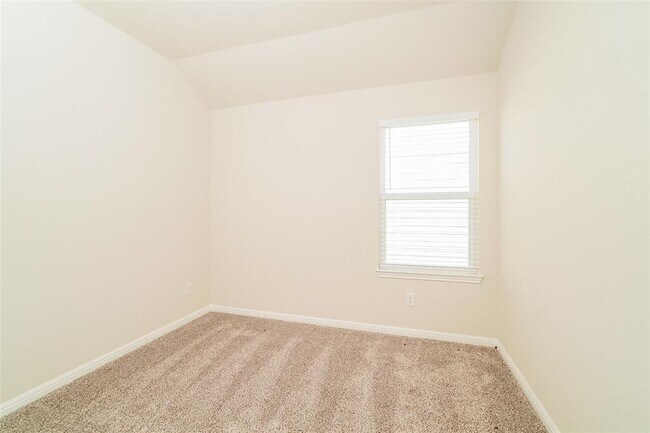 Building Photo - 1003 Round Bale Rd