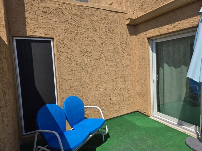 Building Photo - Beautiful two story, 3 bed, 1 full bath, 2...
