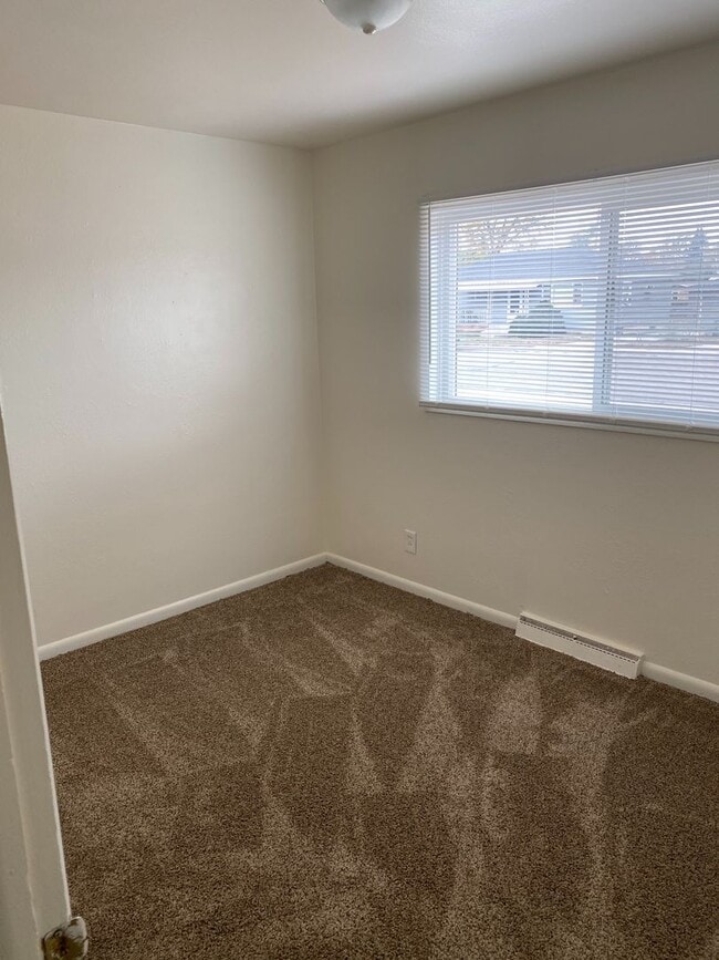 Building Photo - 3 Bedroom House!