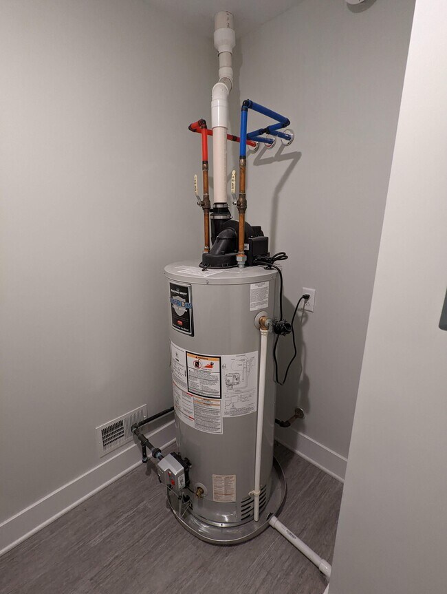 Building Photo - 130 E State St