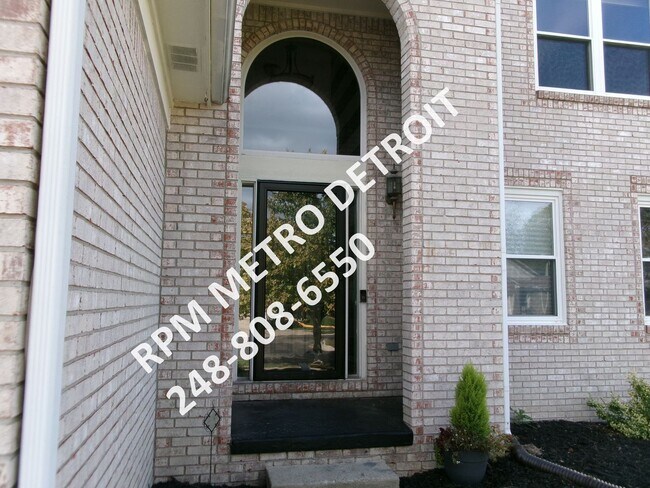 Building Photo - SPACIOUS HOME IN BROWNSTOWN