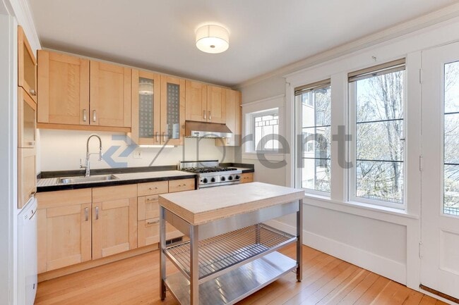 Building Photo - 2038 8th Ave N