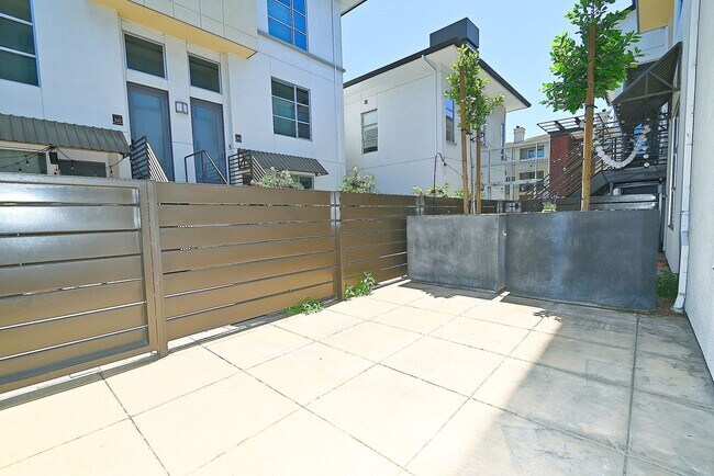 Building Photo - 1 E Julian St