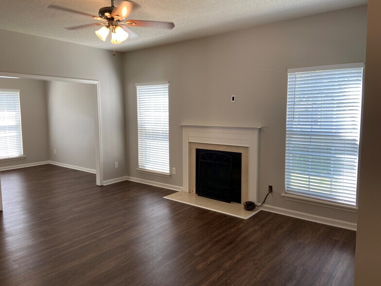 Building Photo - 11632 Larix Dr