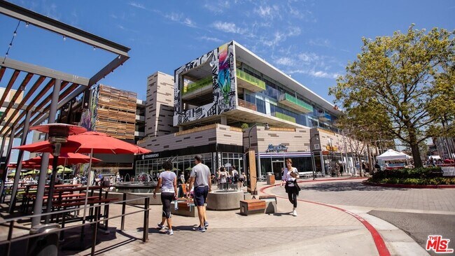 Building Photo - 6400 Crescent Prk E