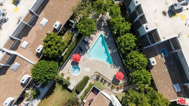 Building Photo - 11848 Moorpark St