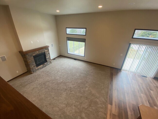 Building Photo - 3-Bed, 3-Bath Single Family Home in Moorhead!