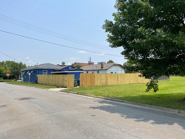 Building Photo - 801 Rockefeller St